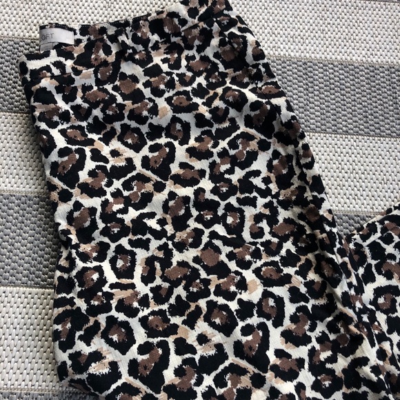 Loft Leopard Cropped Pants! 🐆 - Picture 3 of 6